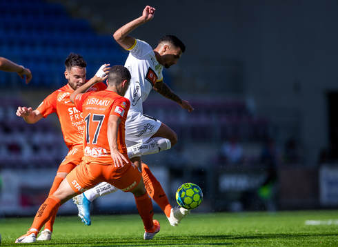 Häckens Ahmed Yasin och AFC Eskilstunas Dzenis Kozica och