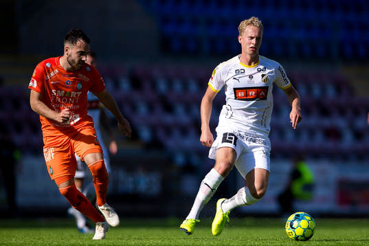 AFC Eskilstunas Dzenis Kozica och Häckens Gustav Berggren