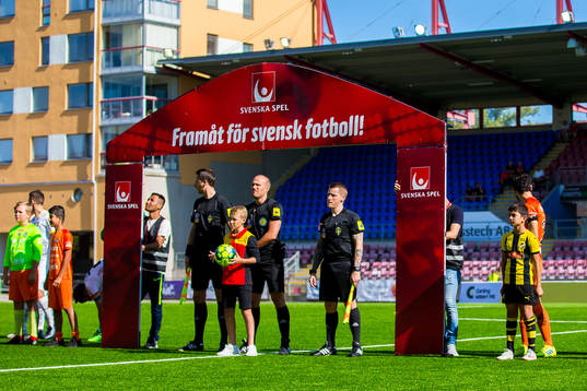 Domare Patrik Eriksson med kollegor