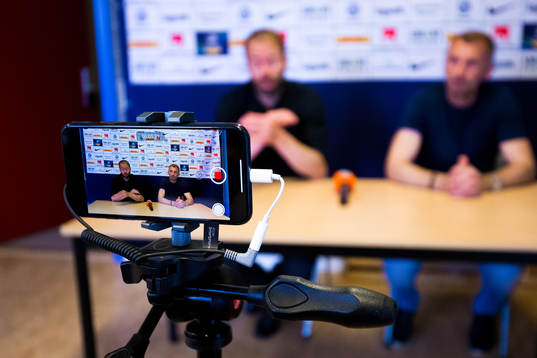 Presskonferensen filmas med en mobiltelefon