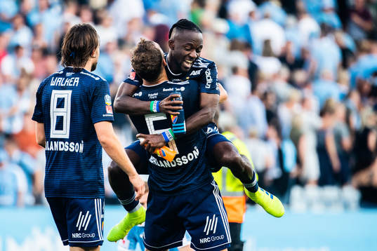 Djurgårdens Jesper Karlström och Mohamed Buya Turay jublar