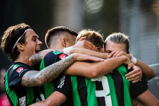 GAIS August Wängberg jublar med lagkamrater