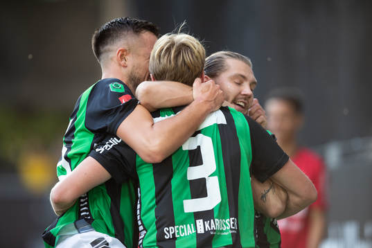 GAIS August Wängberg jublar med lagkamrater