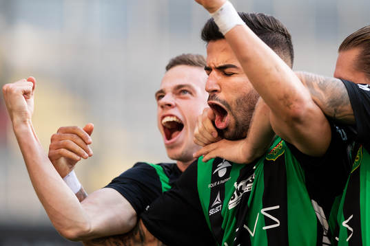 GAIS Paulo Marcelo jublar med lagkamrater