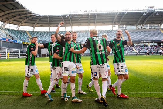 GAIS Paulo Marcelo jublar med lagkamrater