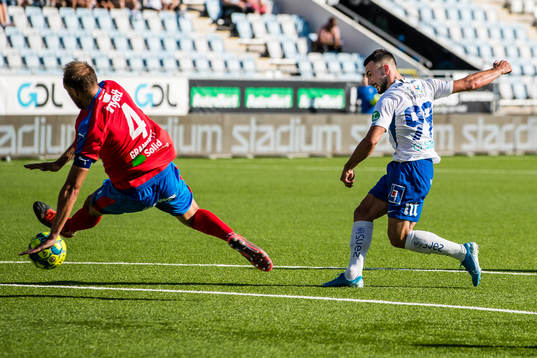 Helsingborgs Andreas Granqvist tar bollen med handen