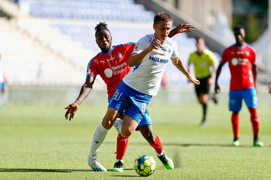 Helsingborgs Mamudu Moro fäller IFK Norrköpings Simon