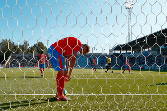 Helsingborgs Andreas Granqvist deppar och tar hand om bollen