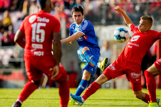 Aidan Barlow of Tromsø  with an attempt