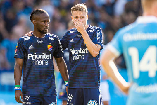 Djurgårdens Mohamed Buya Turay i samtal med Jonathan Ring
