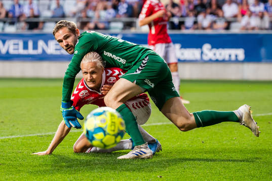 Kalmars Henrik Löfkvist och målvakt Lucas Hägg-Johansson