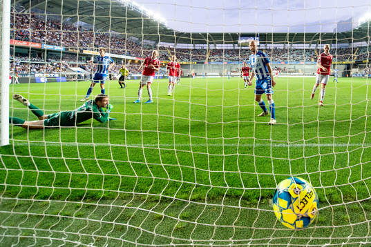 IFK Göteborgs Robin Söder gör 4-0 bakom Kalmars målvakt