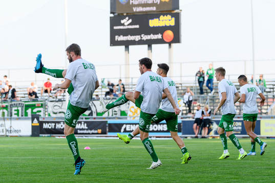 Hammarbys spelare värmer upp före fotbollsmatchen i