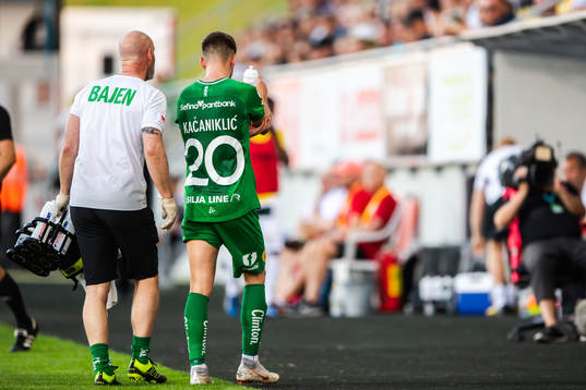 Hammarbys Alexander Kacaniklic lämnar planen