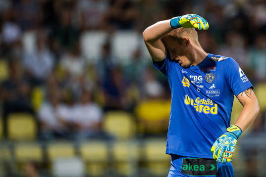 Falkenbergs målvakt målvakt Hampus Nilsson deppar