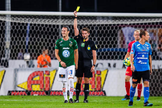 Jönköpings Edin Hamidovic tilldelas en varning av domare