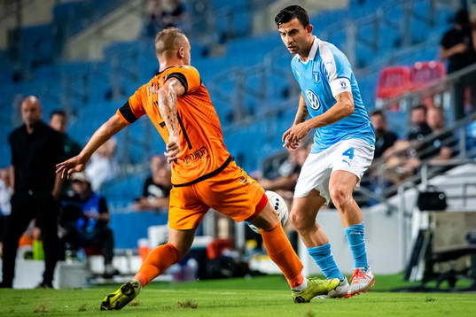 Shimshon Tsaadon of Bnei Yehuda and Behrang Safari of