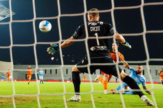 Guillermo Molins scores 0-1 behind goalkeeper Emilijus