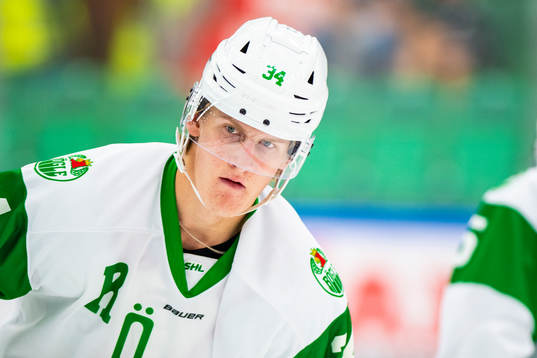Rögles  Adam Edström innan en träningsmatch i ishockey