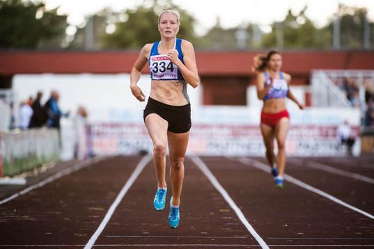 Moa Hjelmer, Spårvägens FK vinner damernas kval på 400m