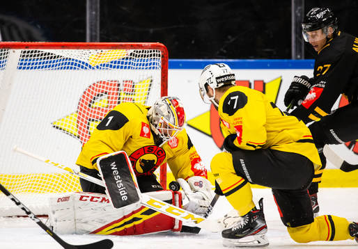 Goalkeeper Niklas Schlegel of Bern