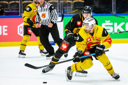 Jan Mursak of Bern and Linus Lindström of Skellefteå