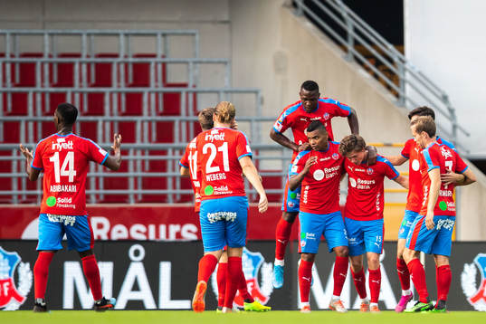 Helsingborgs Max Svensson jublar med lagkamrater
