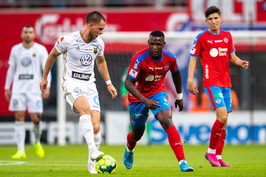 Östersunds Charlie Colkett och Helsingborgs Alhaji Gero