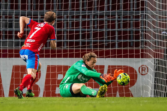 Helsingborgs målvakt Anders Lindegaard räddar