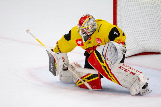 Goalkeeper Niklas Schlegel of Bern
