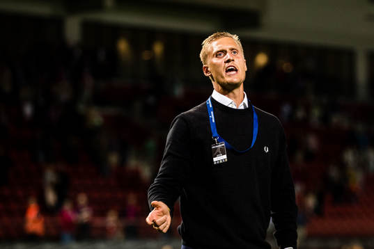 Helsingborgs målvakt Pär Hansson ledar klacksången