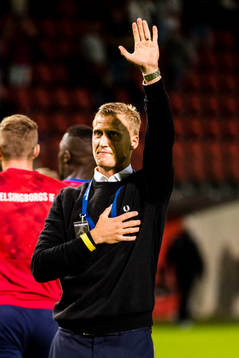 Helsingborgs målvakt Pär Hansson ledar klacksången