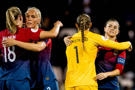 Frida Maanum, Maria Thorisdottir, goalkeeper Cecilie