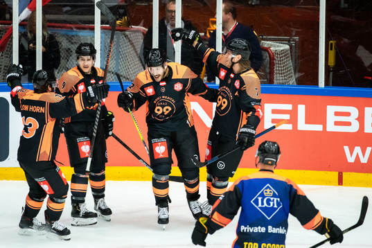 Dwight King of Graz99ers celebrate with teammates