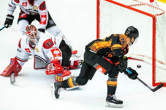 Dominik Grafenthin of Graz99ers scores 3-4 behind