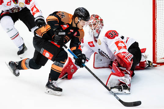 Dominik Grafenthin of Graz99ers scores 4-3 behind