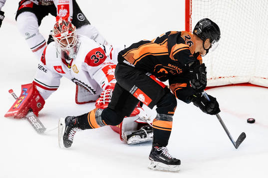 Dominik Grafenthin of Graz99ers scores 4-3 behind