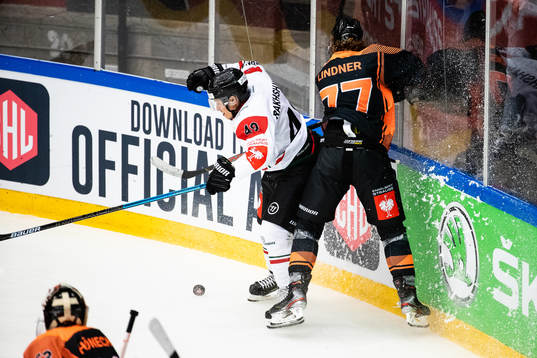 Rhett Rakshani of Frölunda and Philipp Lindner of Graz99ers