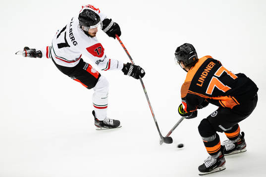Sebastian Stålberg of Frölunda and Philipp Lindner of
