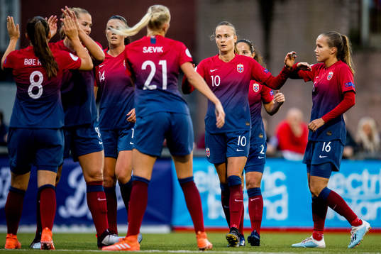 Caroline Graham Hansen of Norway celebrates with Guro Reiten