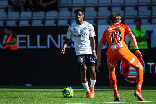 Örebros Kevin Wright och AFC Eskilstunas Wilhelm Loeper