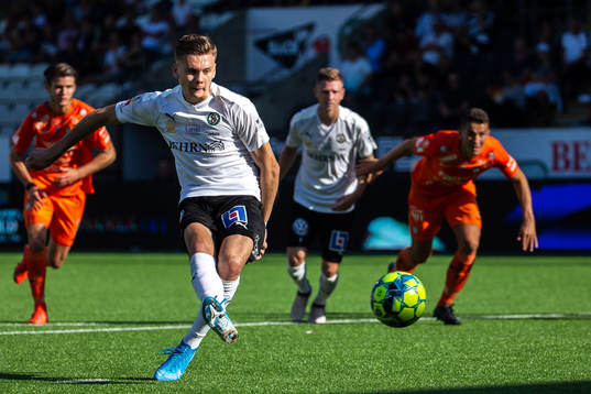 Örebros Jake Larsson gör 2-0 på straff