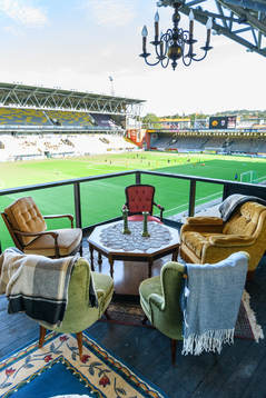 Vardagsrummet på Borås arena med utsikt över planen