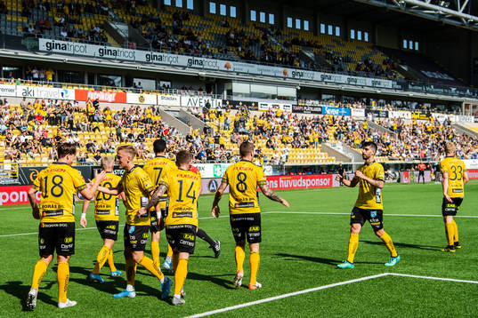 Elfsborgs Simon Olsson jublar med lagkamrater fler 1-0