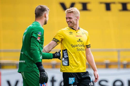 Sirius målvakt Lukas Jonsson klappas om av Elfsborgs