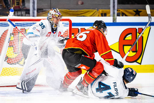 Robin Kovacs of Luleå against Tomas Filippi and goalkeeper