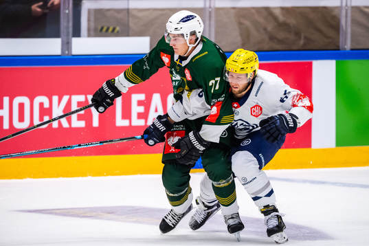 Oskar Bäck of Färjestad and Robert Sabolic of Ambri-Piotta