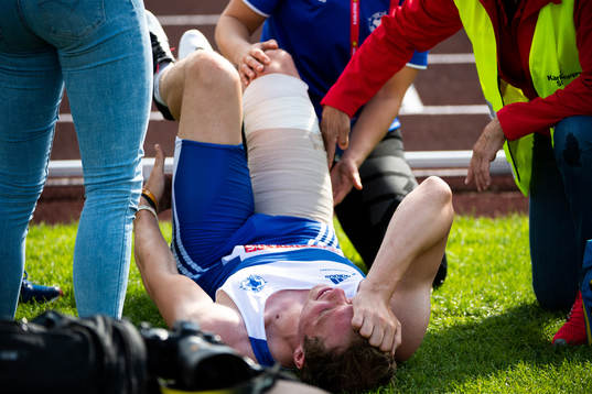 Fredrick Ekholm, IFK Lidingö blir omhändertagen