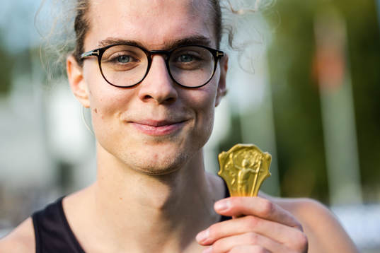 Max Hrelja, Malmö AI poserar med sin guldmedalj