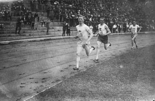 Löpning 1500 m. Lundgren leder. 31/8 1919